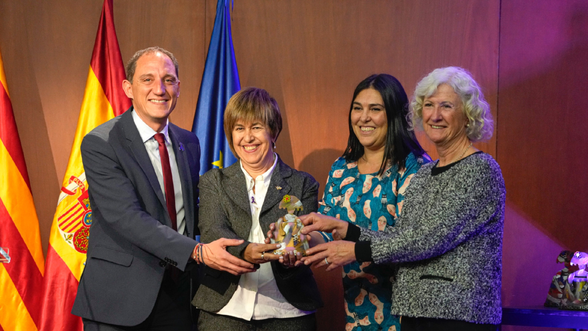 El subdelegado en Lleida, José Crespín, dio el galardón a la FAV. - SUBDELEGACIÓ DEL GOVERN CENTRAL A LLEIDA