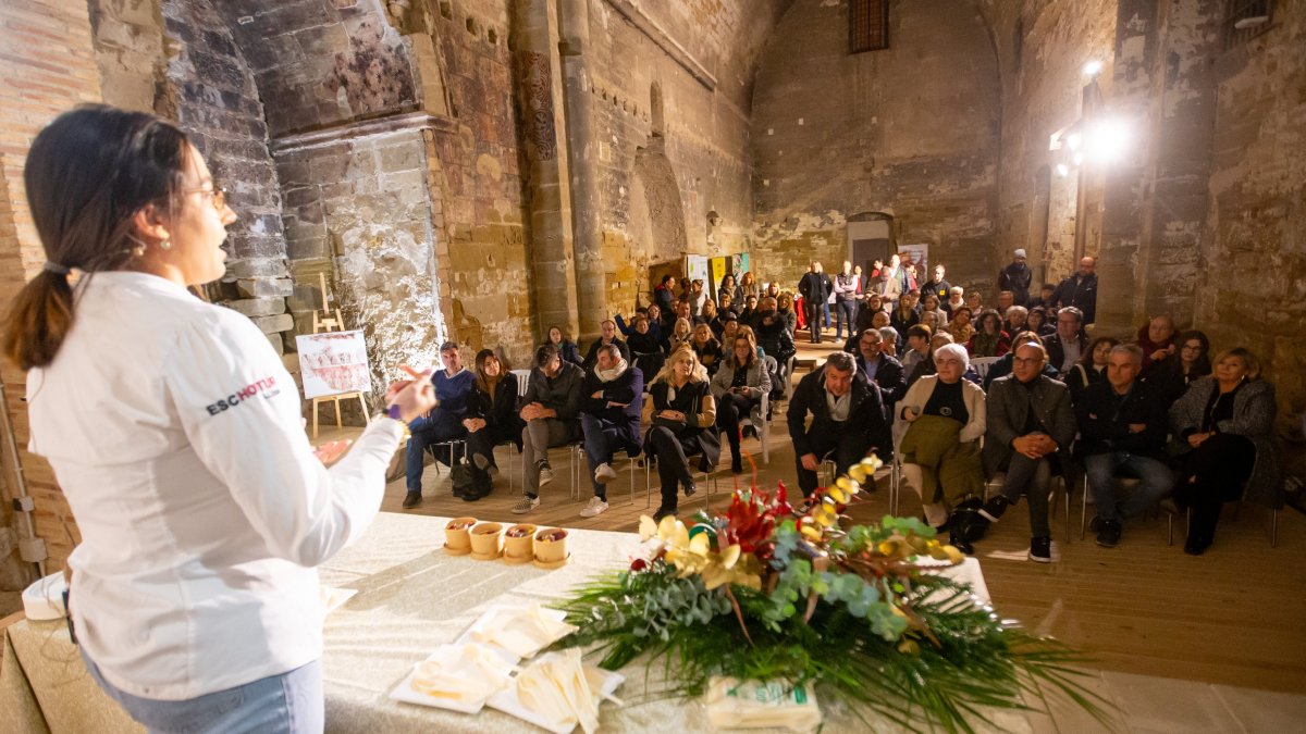 Un moment de la demostració de cuina ahir al Castell Templer de Gardeny. - JORDI ECHEVARRIA