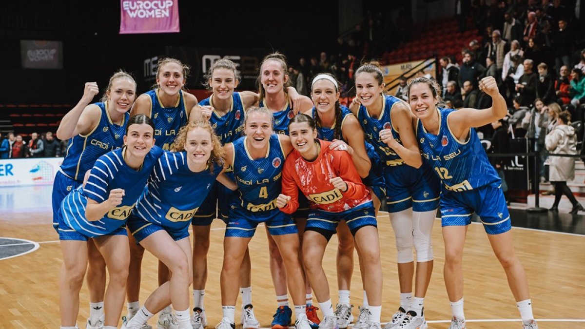 Les jugadores del Cadí celebren la victòria a la pista del Carolo. - FIBA