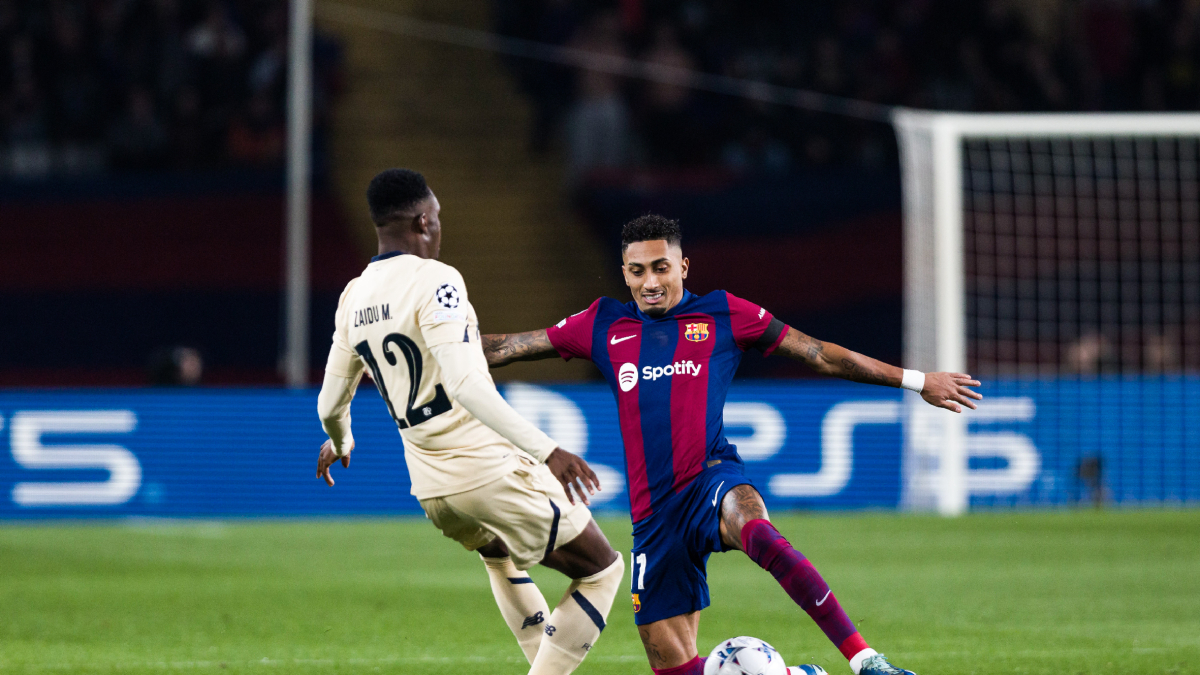 Raphinha intenta superar a Zaidu, en una acción del partido de ayer. - EUROPA PRESS
