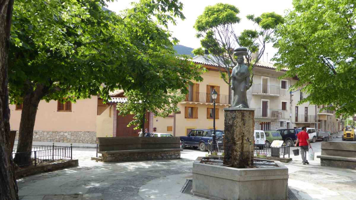 La plaça de Gósol amb una escultura de 'La Dona dels Pans'.