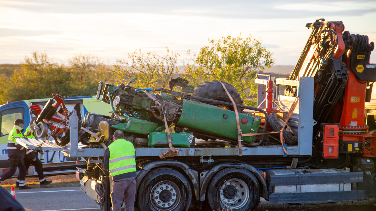 Imatge del tractor carregat a sobre de la grua que el va retirar.