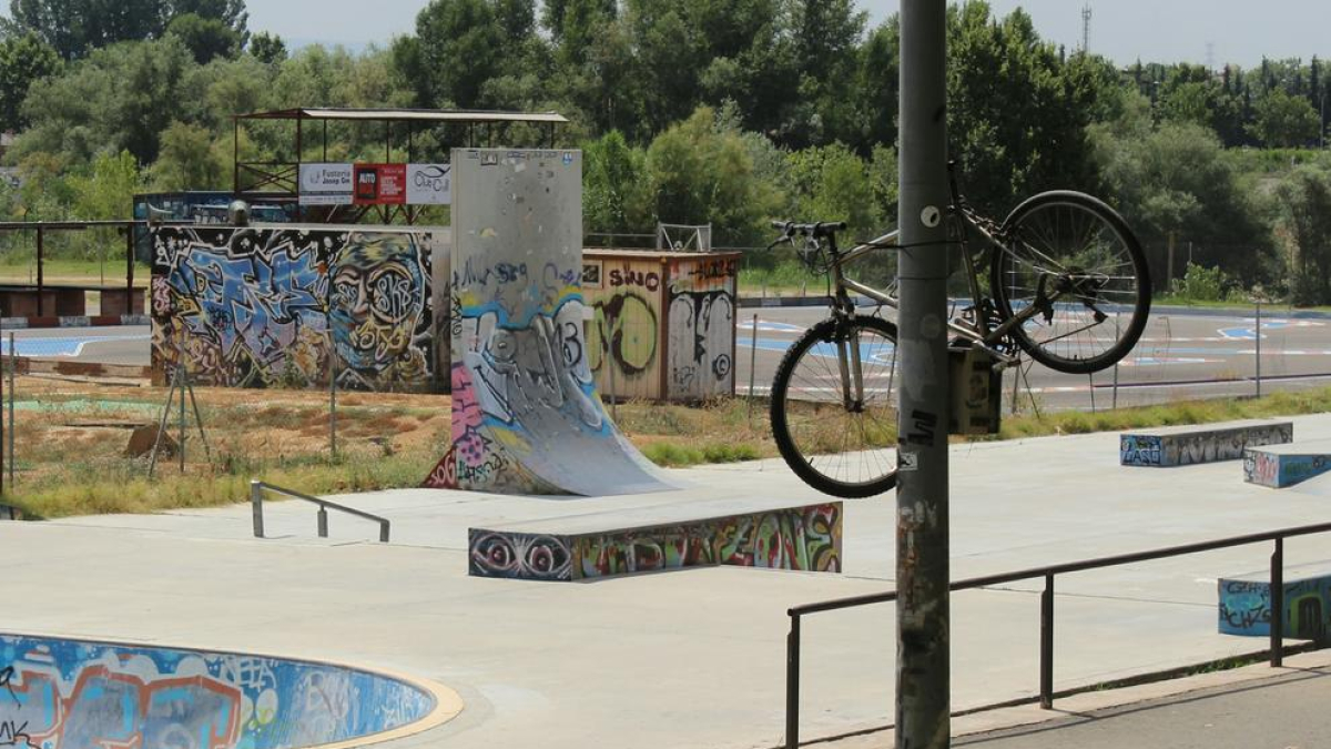Curiosa manera d'aparcar una bicicleta