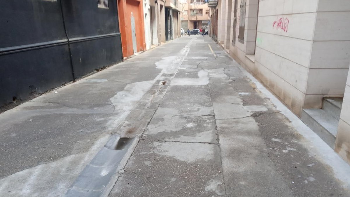 Carrer en mal estat al barri del Clot