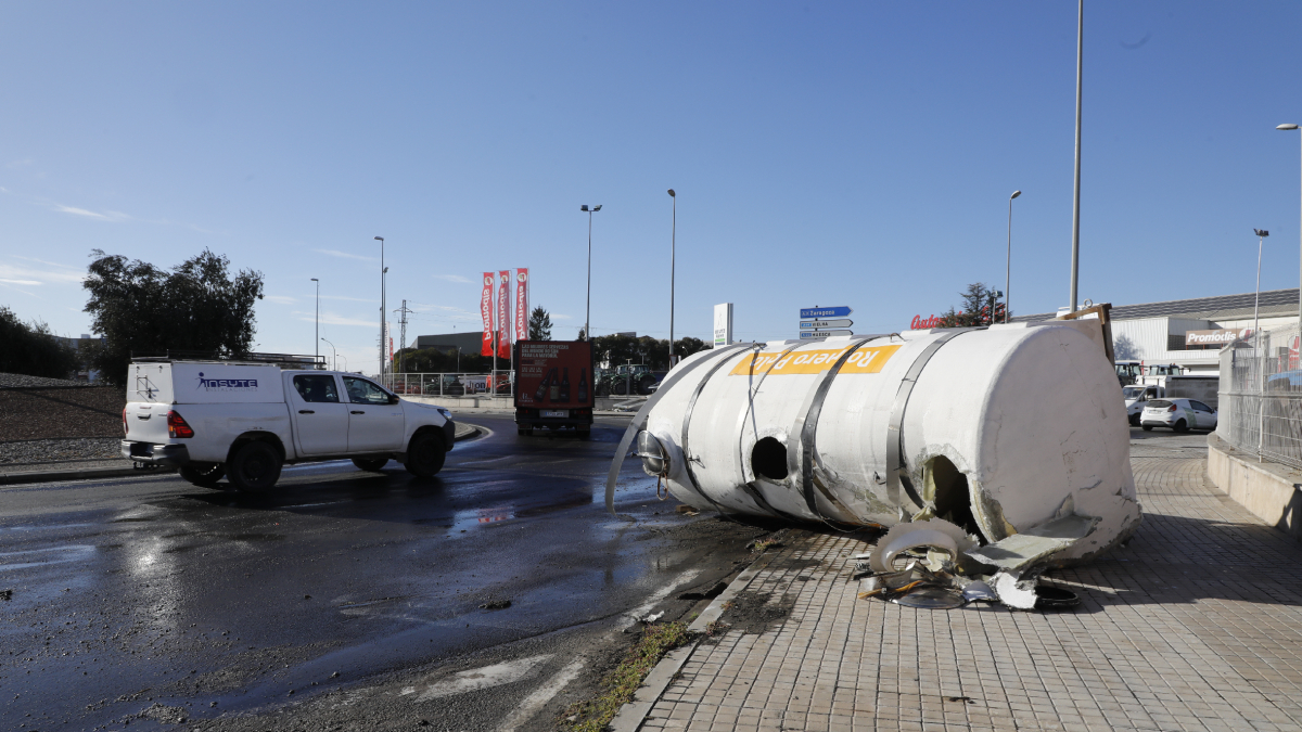 Un camió perd la cisterna que portava