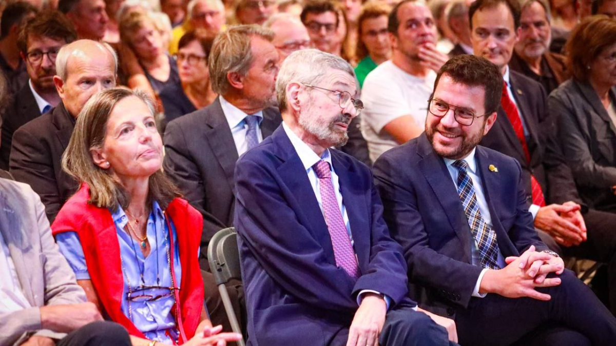 L'historiador Joan B. Culla, al costat del president de la Generalitat, Pere Aragonès, durant l'homenatge que s'ha retut al professor universitari al CCCB