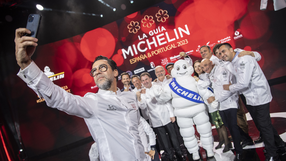 Fotografia de grup dels cuiners amb tres estrelles ahir a la gala de la Guia Michelin