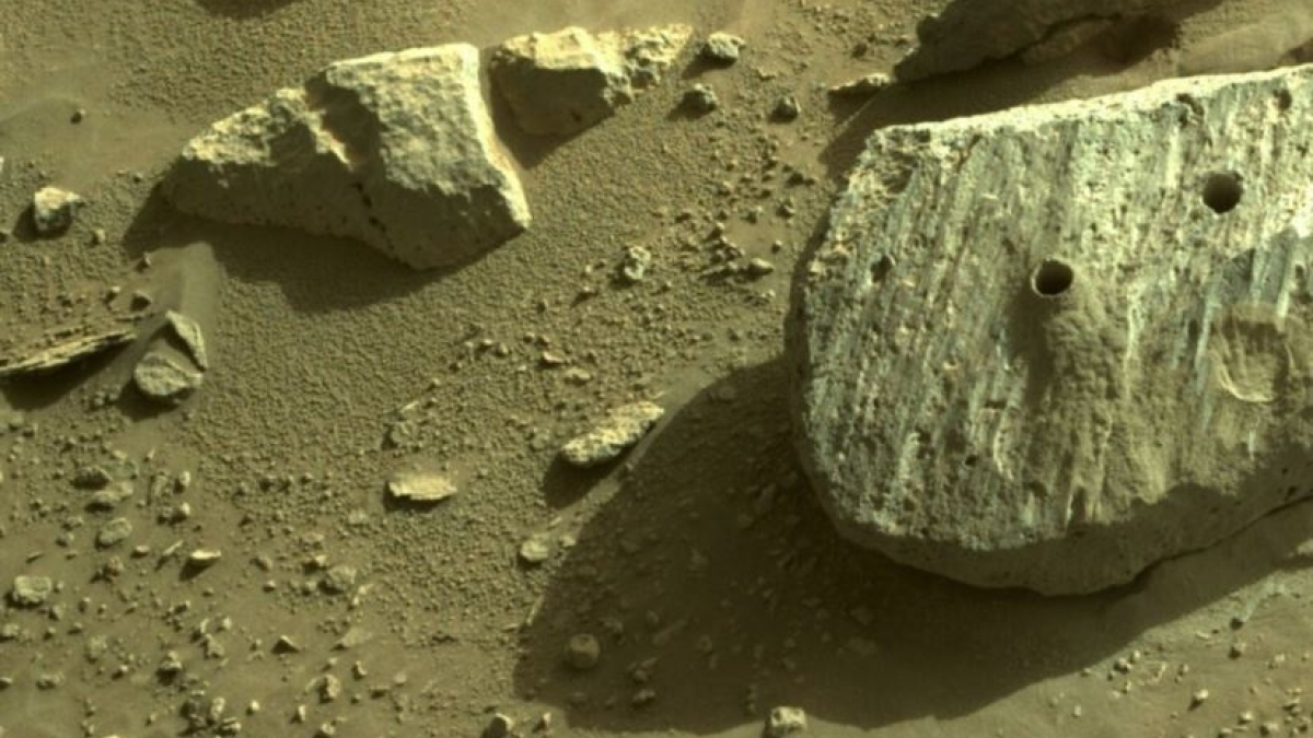 Roca marciana perforada por el rover Perseverance.