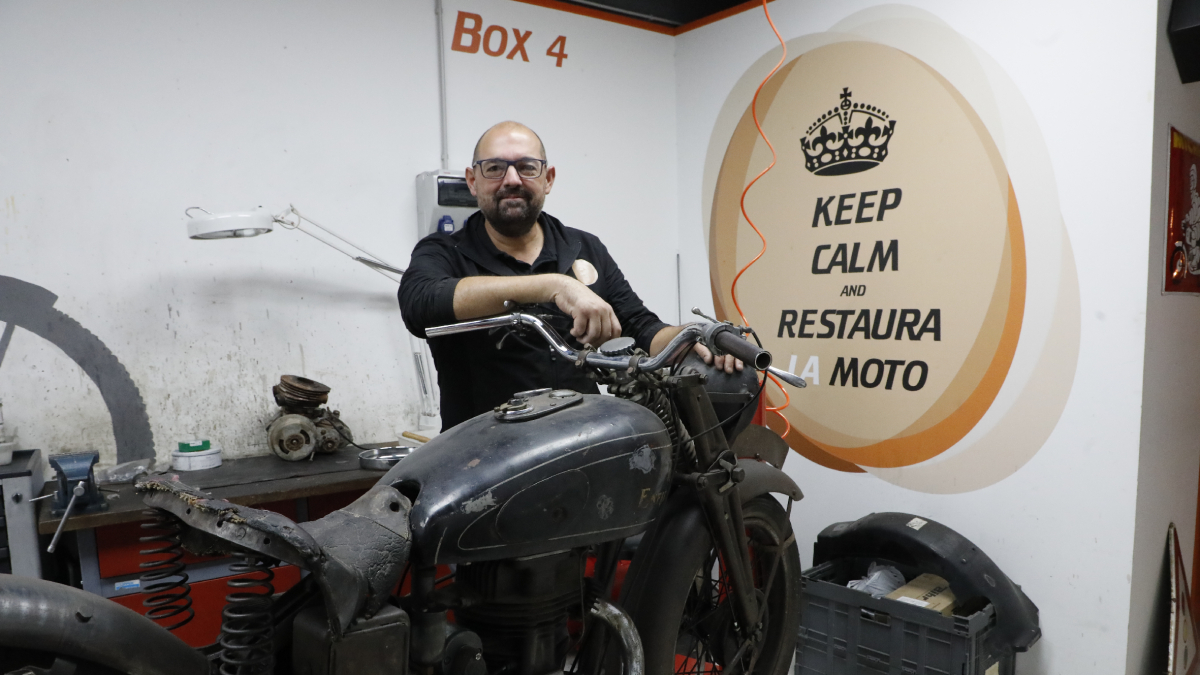 El restaurador Rafael Roig, a les instal·lacions del seu taller Restaura La Moto. - AMADO FORROLLA