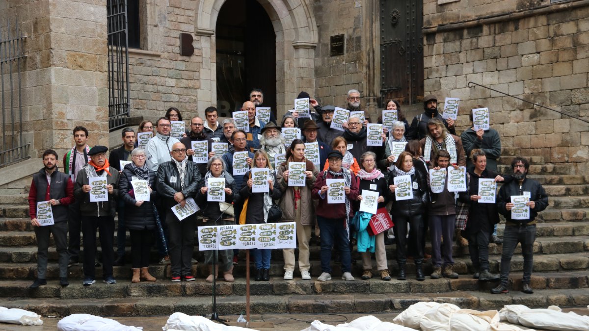 Concentración en Barcelona exigiendo el fin del comercio de armas con Israel. - MARIA ALADERN/ACN