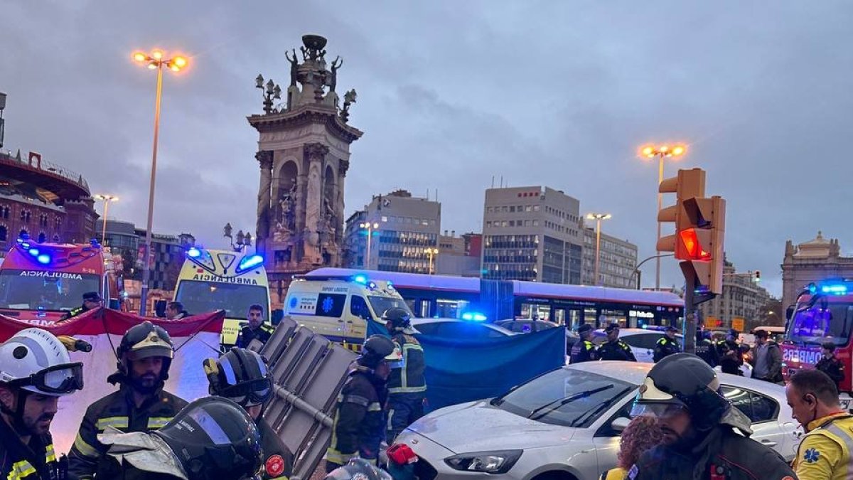 Els Bombers al costat del vehicle que va causar l’atropellament. - BOMBERS DE BARCELONA