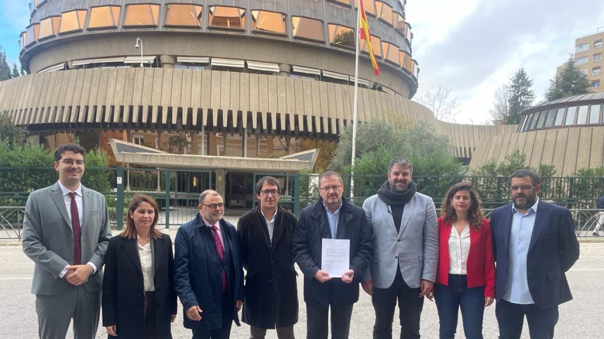 Los diputados antes de presentar el recurso en el Constitucional. - PSIB-PSOE