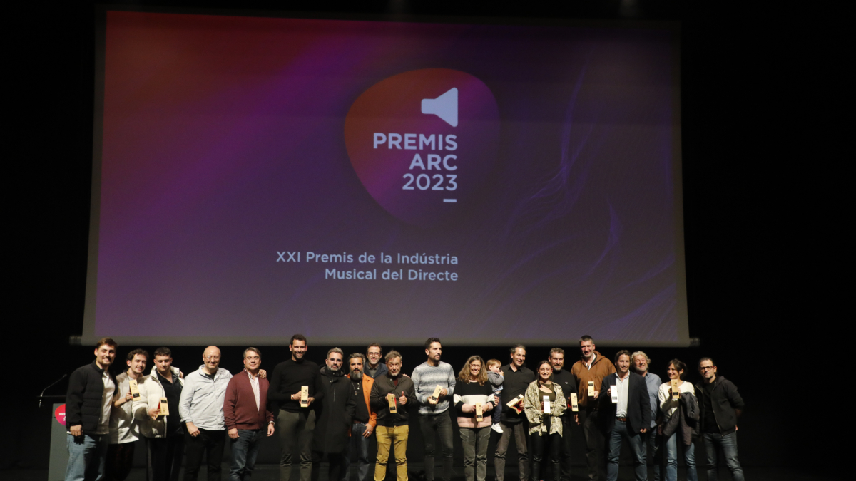 Foto final de grup amb tots els guanyadors de la vetllada, ahir a la nit al Teatre de la Llotja de Lleida. - AMADO FORROLLA