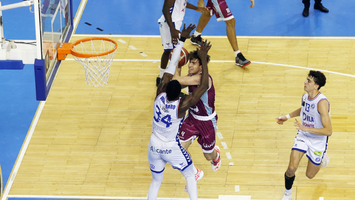 Rafa Villar, que va jugar un partit completíssim, no s’intimida i entra a cistella.