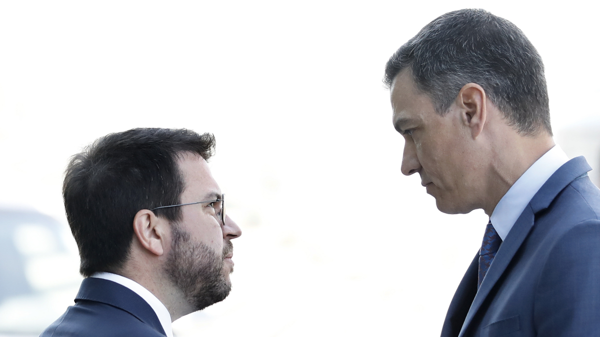 El president de la Generalitat, Pere Aragonès saluda el president del Govern espanyol, Pedro Sánchez, en una foto d’arxiu