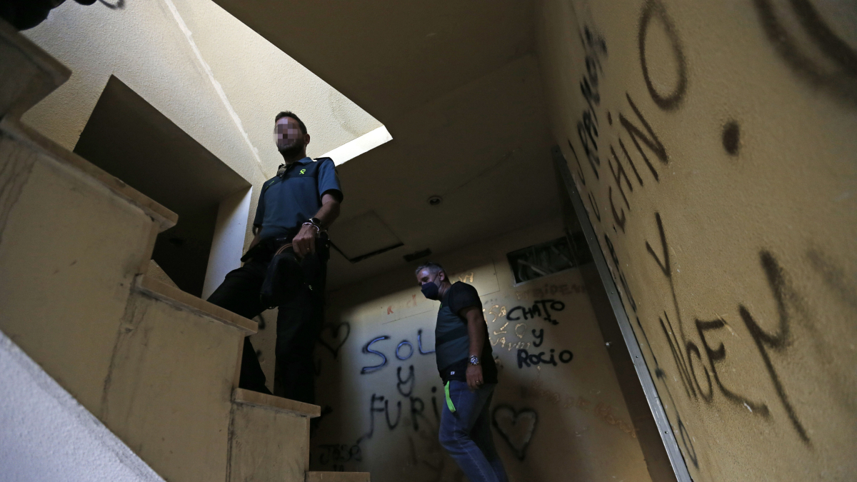 Agentes de la Guardia Civil en un edificio okupado.