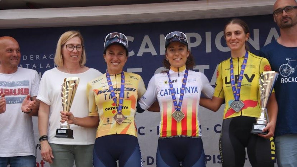 Júlia Mir (dreta), al podi del Campionat de Catalunya.