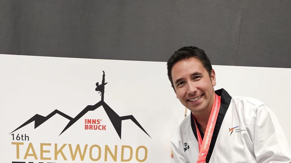 Joel Lee muestra su medalla de plata junto a un cartel del Europeo.