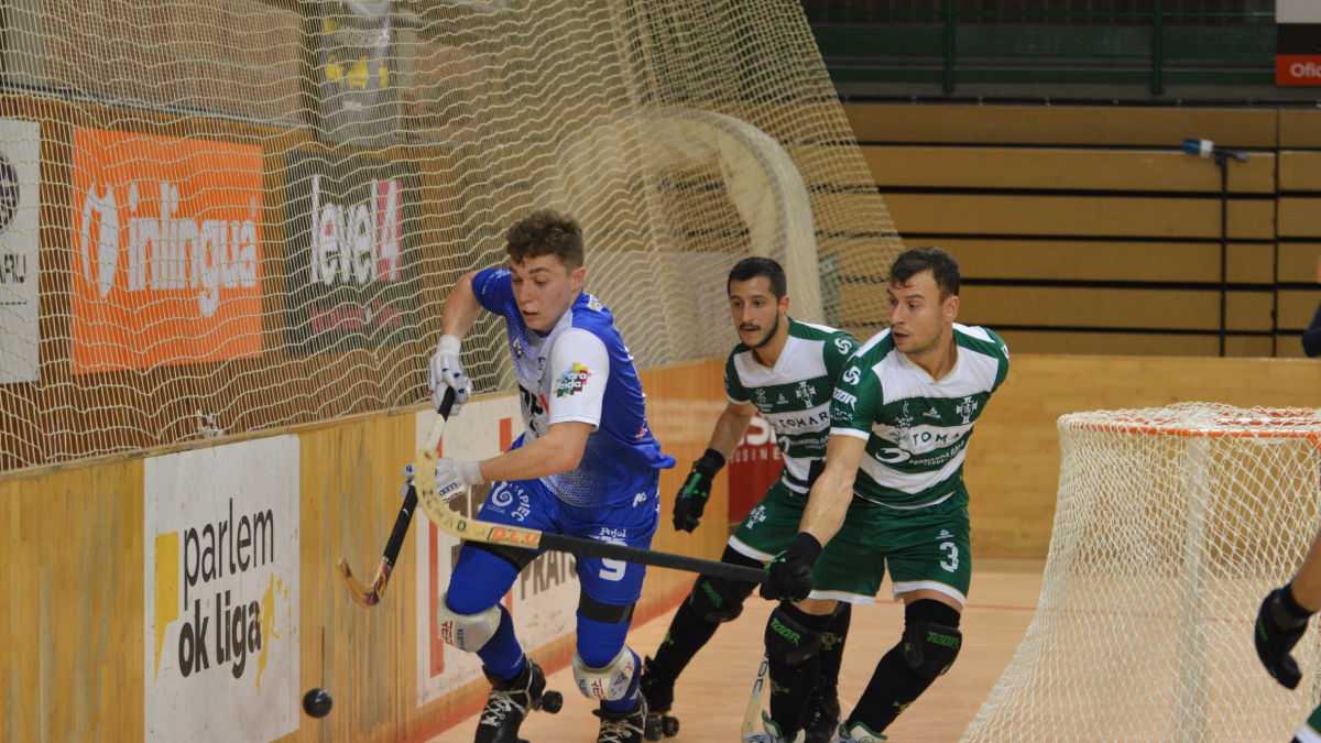 Sebas Moncusí intenta controlar una bola ante la presión de Guillerme Silva, que acabó expulsado. - AMADO FORROLLA