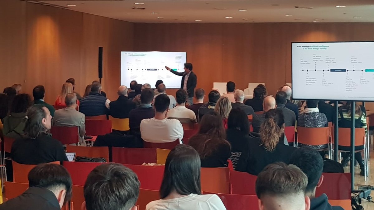 Un moment de la jornada que es va dur a terme ahir a la Llotja. - PAERIA