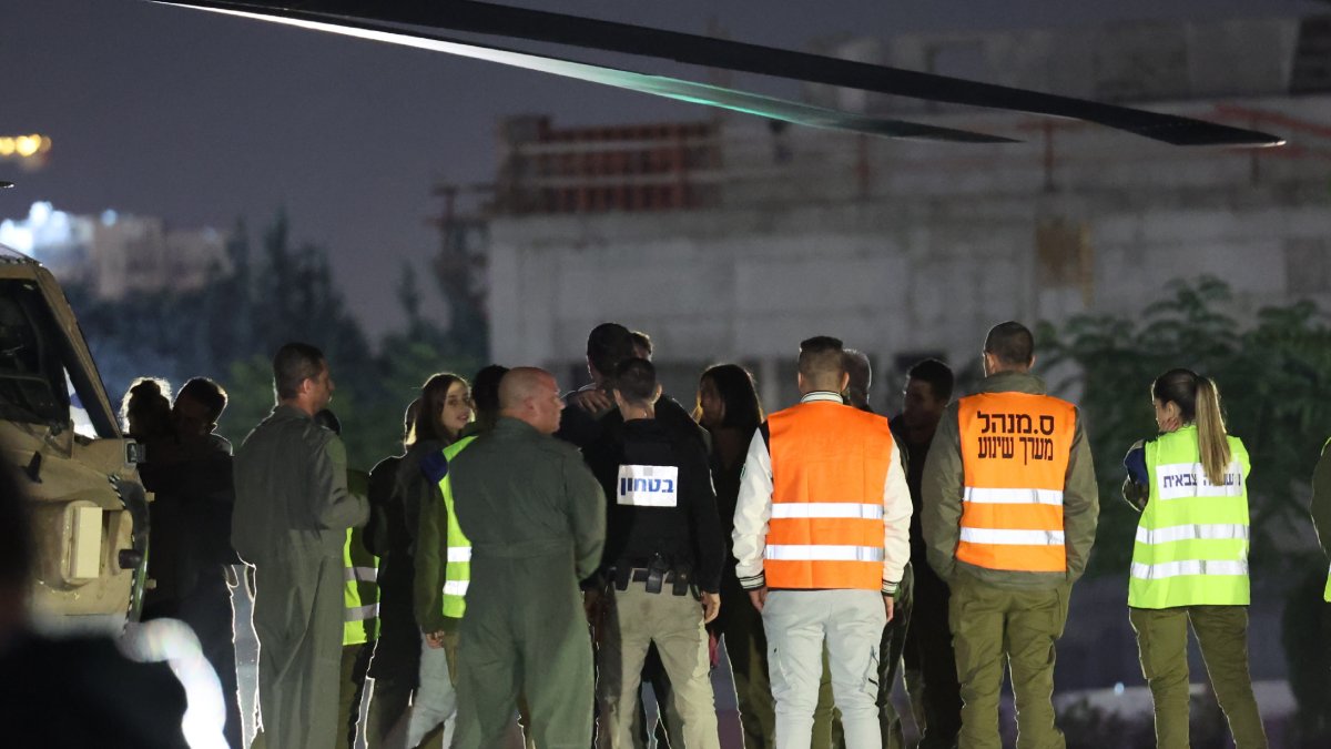 Imatge d’ostatges israelians alliberats ahir a l’arribada al centre mèdic Sheba a Tel HaShomer. - EFE/EPA/ABIR SULTAN