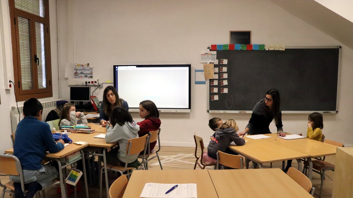 Alumnes de primària treballant a l’escola del nucli d’Ardèvol. - ACN