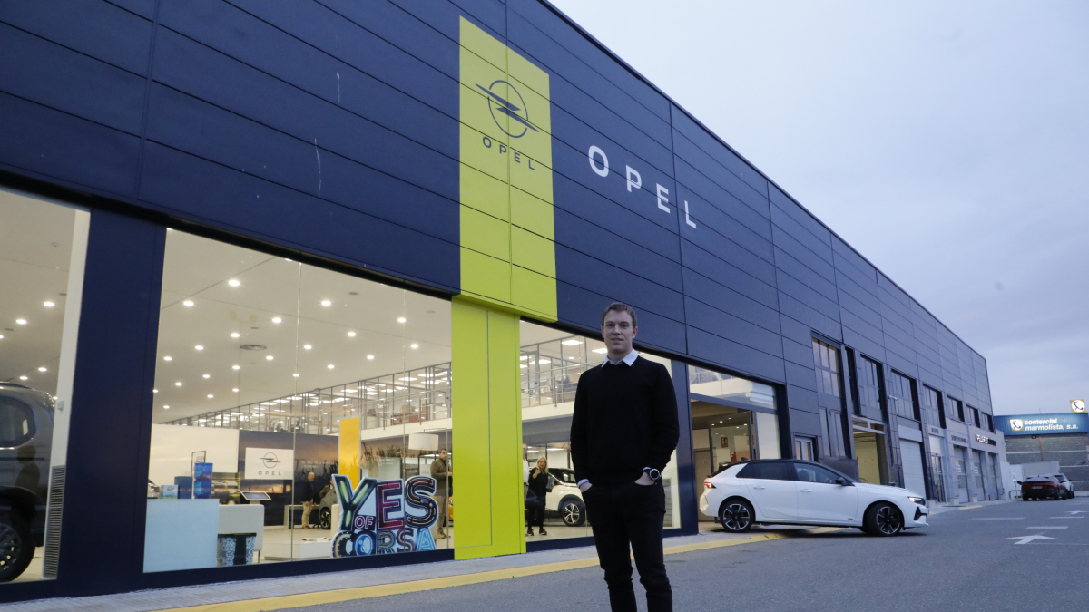 Carlos Llovera, gerent de Peugeot i Opel davant les noves instal·lacions de la firma. - AMADO FORROLLA