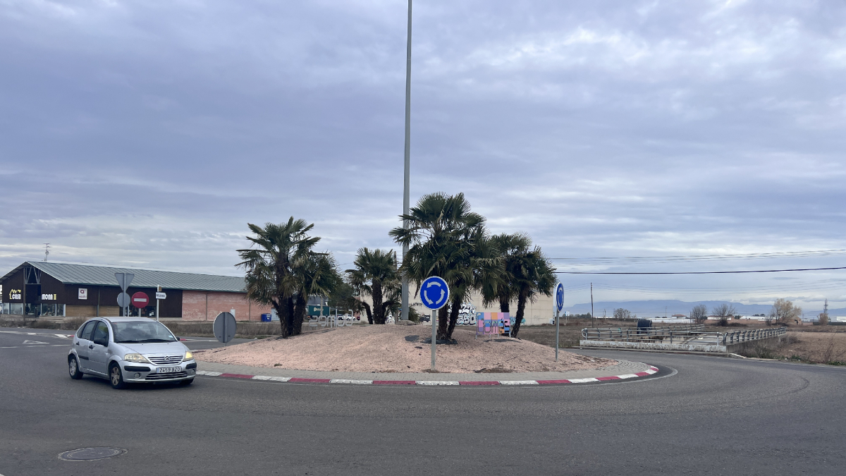 La rotonda des de la qual partirà el pas superior que connectarà amb el futur Vial Nord. - X. R.