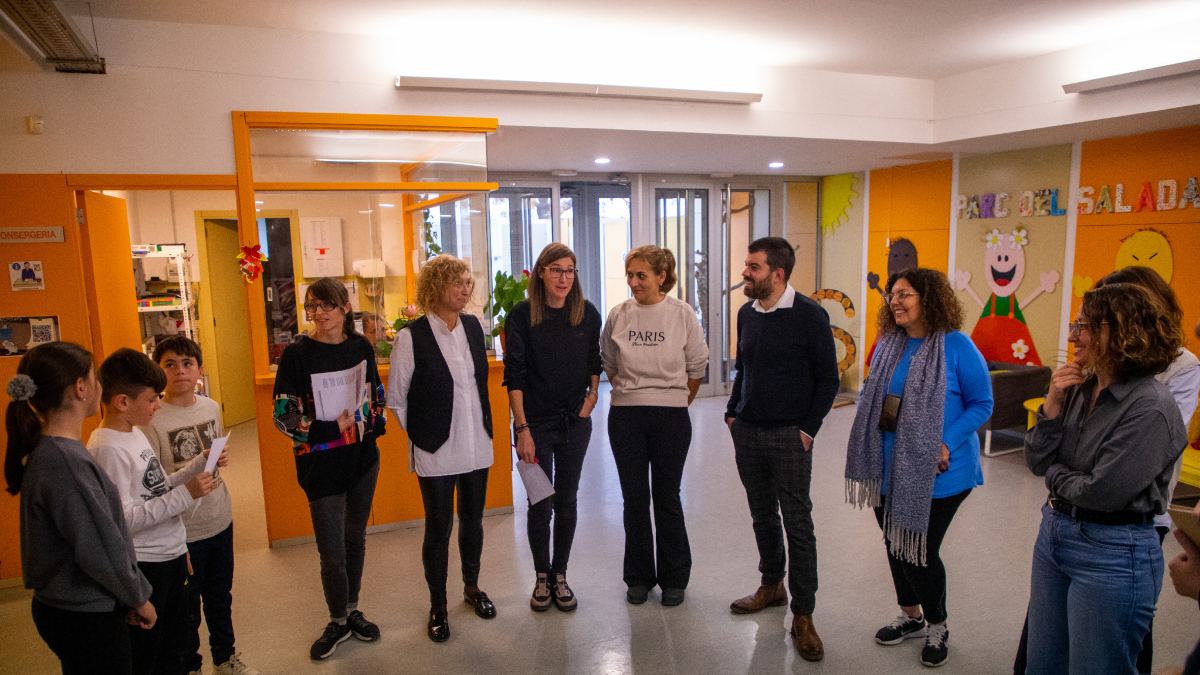 Tres alumnes del Parc del Saladar exposant ahir el resultat dels mesuraments de temperatura al pati. - GERARD HOYAS