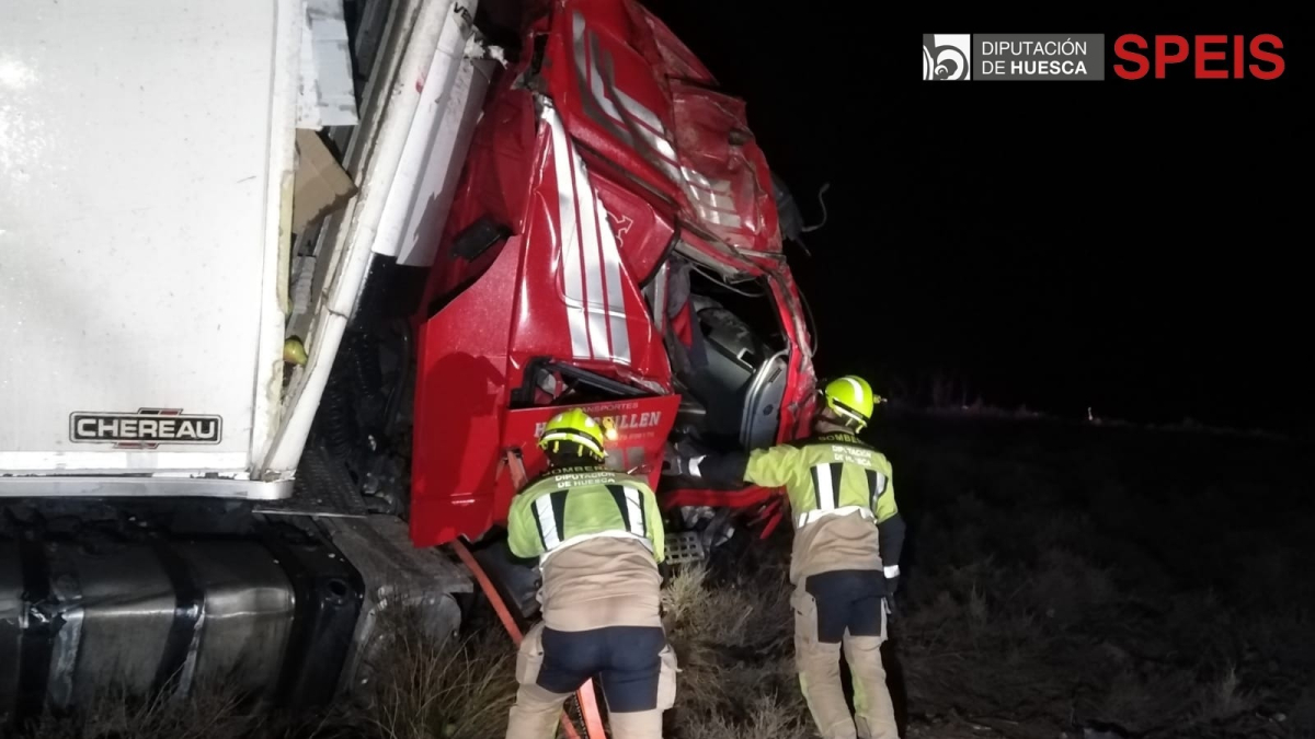 El camió que ha sortit de la calçada a l'AP-2 a Fraga.