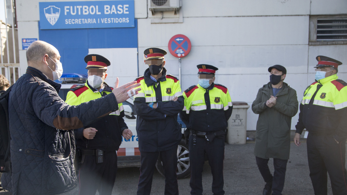 Javaloyes, en primer término, frente a Esteve entre varios mossos el día después de la agresión. - JORDI ECHEVARRIA