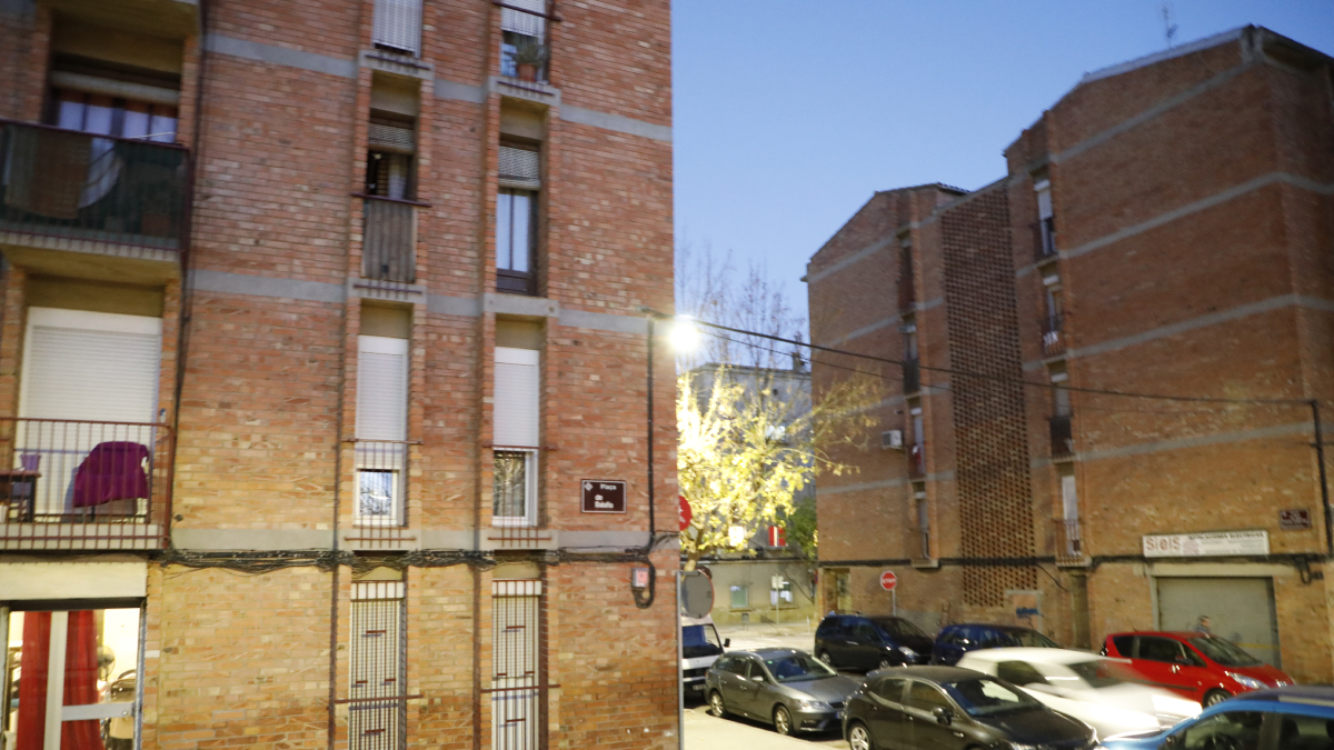 Imagen del balcón del segundo piso desde donde se precipitó, sin la barandilla. - AMADO FORROLLA