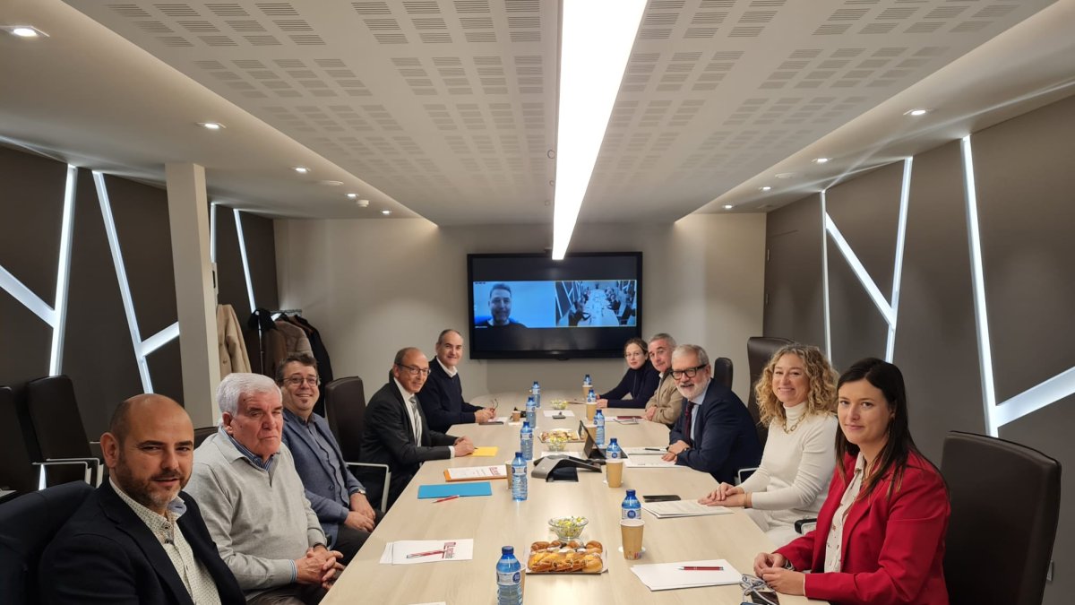 El alcalde Fèlix Larrosa presidió la reunión del consejo de administración de Mercolleida celebrada ayer. - PAERIA