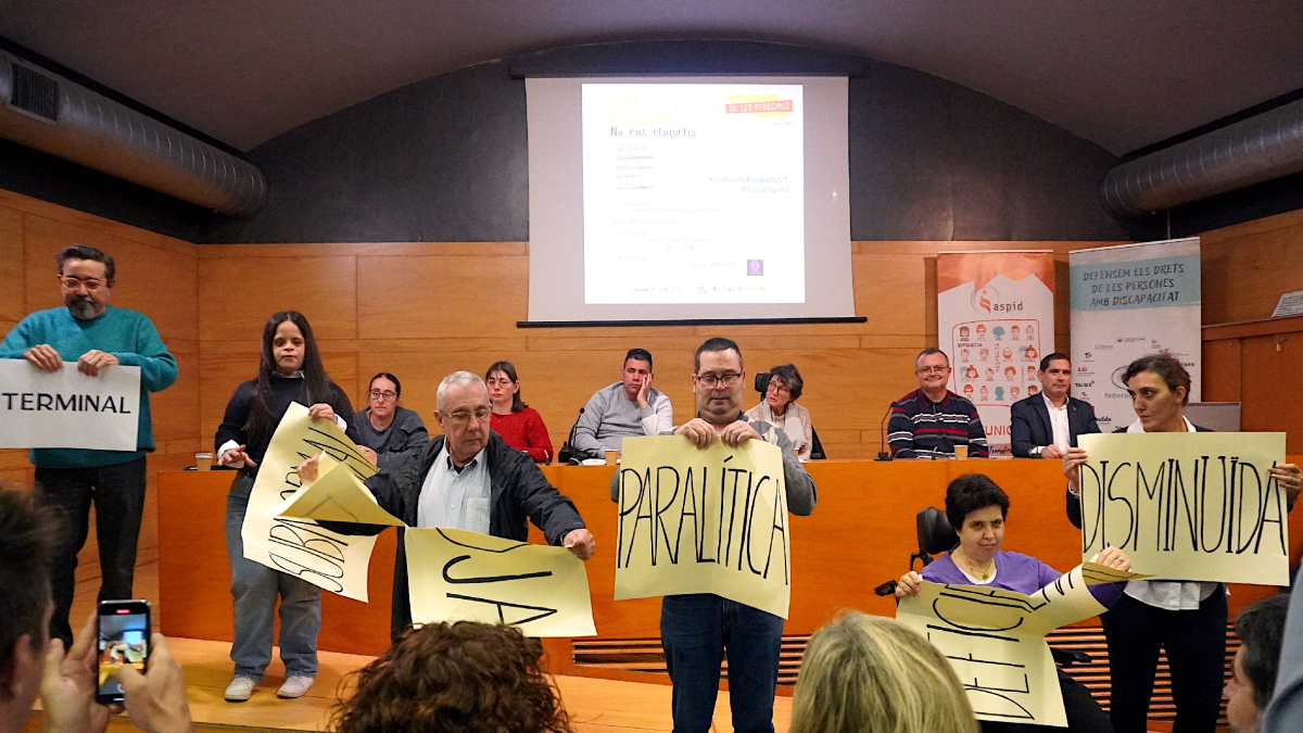 Fuera etiquetas discriminatorias y despectivas ayer en la lectura del manifiesto en Lleida. - PAERIA