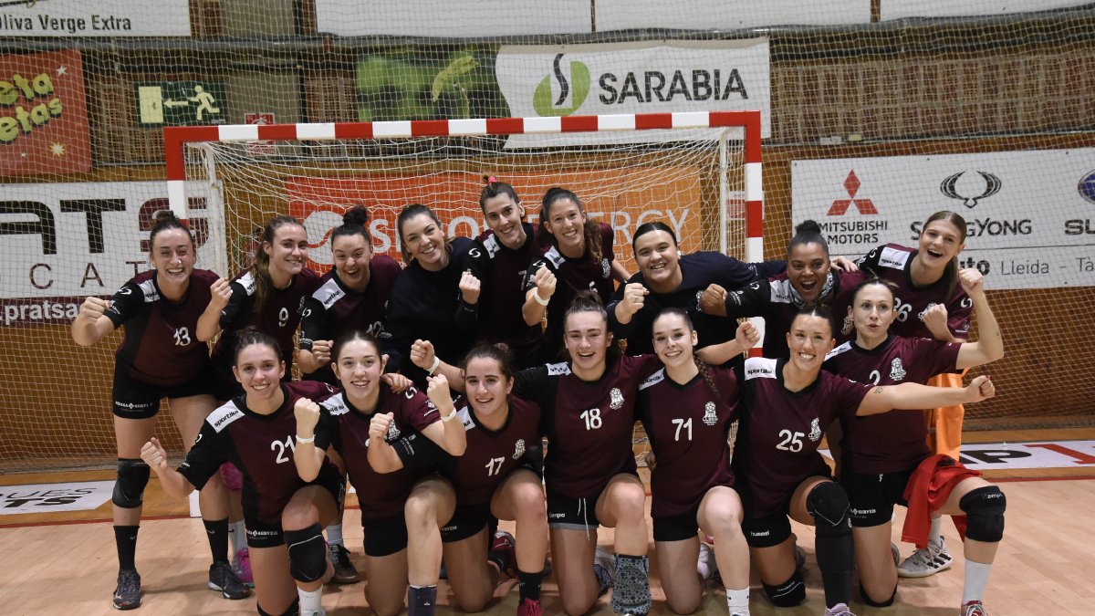 Las jugadoras del Lleida Handbol celebran la victoria tras el partido. - SANTI IGLESIAS