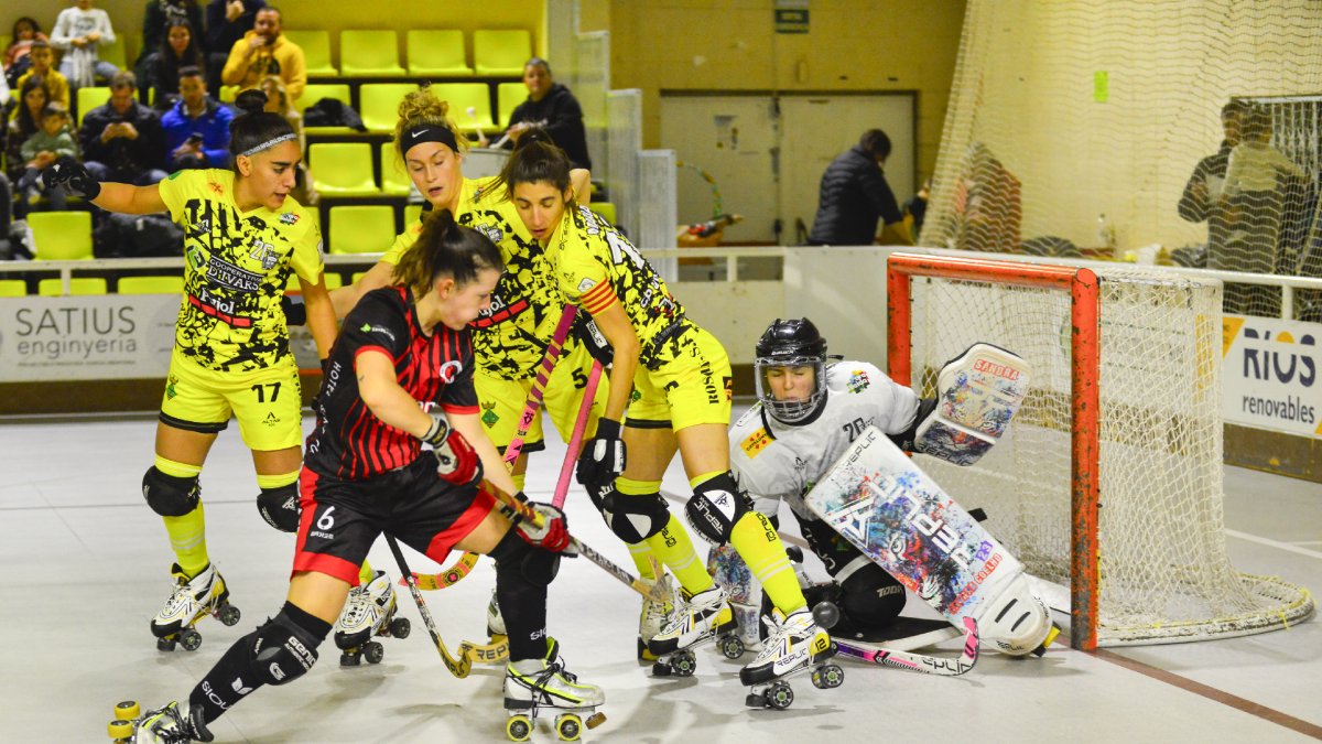 Jugadoras del Vila-sana defienden a Txell Gimeno, que marcó uno de los tantos del Sant Cugat. - ALEJANDRO LIÁÑEZ @NOMESHOQUEI