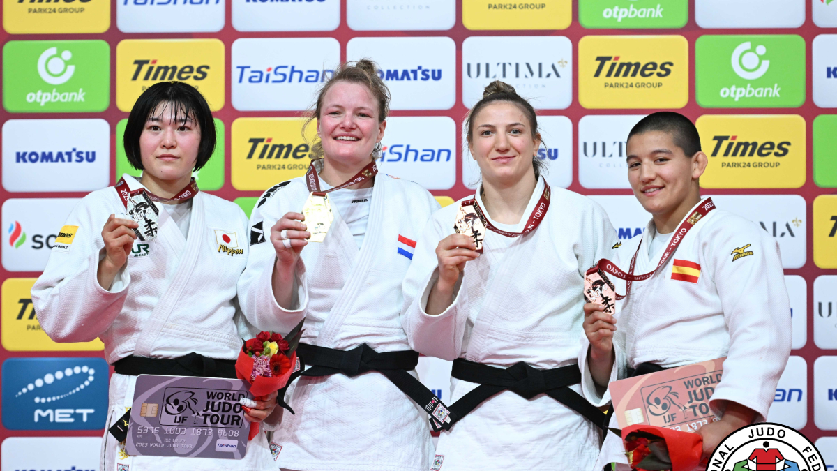 Ai Tsunoda, a la dreta, amb la medalla de bronze al costat de la resta de medallistes a Tòquio. - IJF