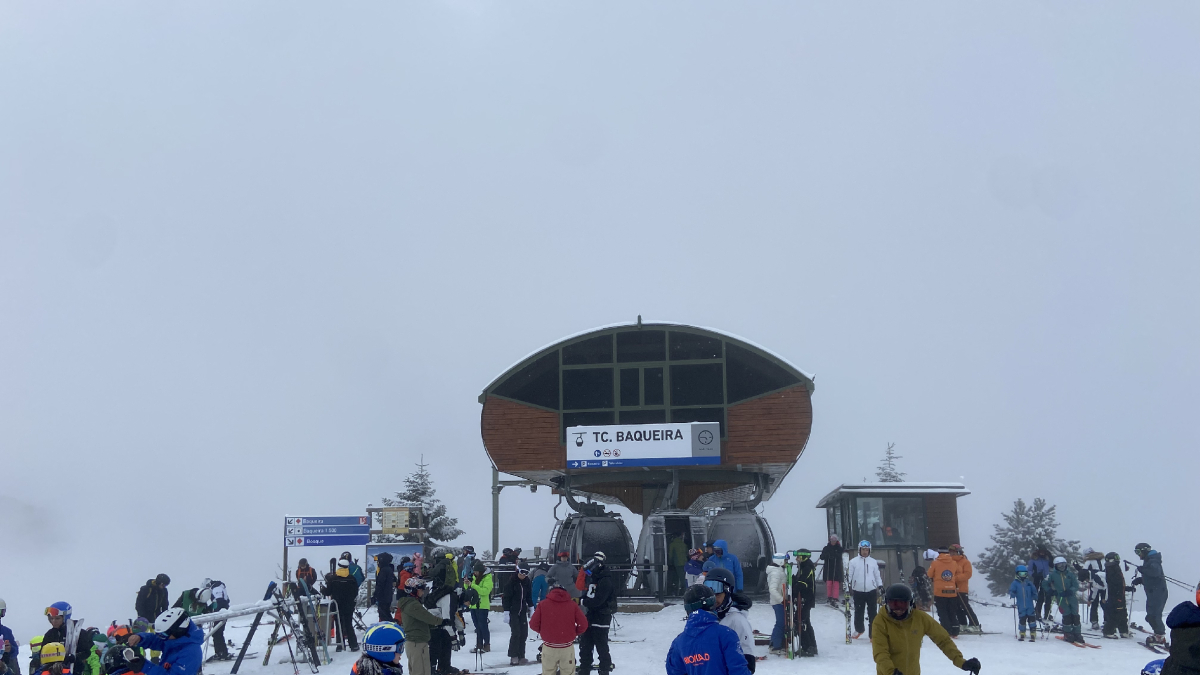 Esquiadores ayer en Baqueira Beret, la única estación abierta. - EDGAR ALDANA