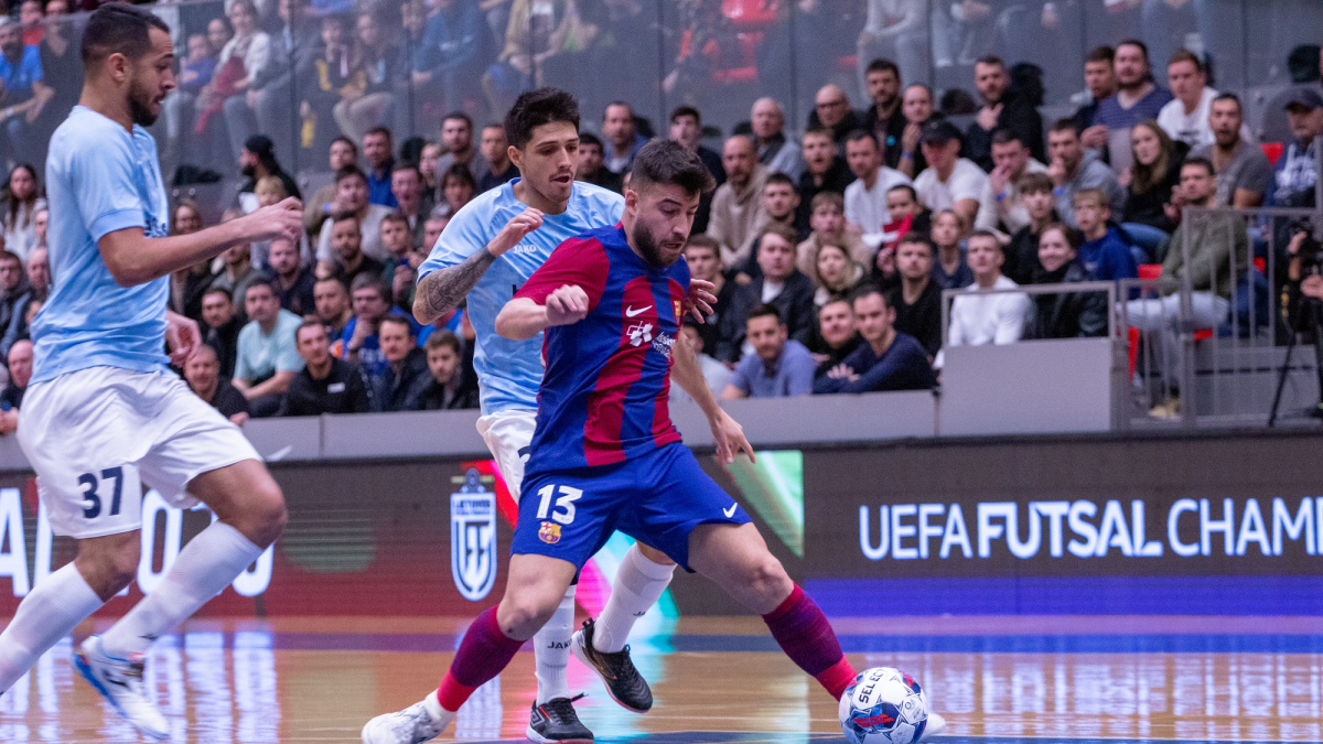 Catela, autor del 1-2, controla el balón ante dos rivales. - FC BARCELONA