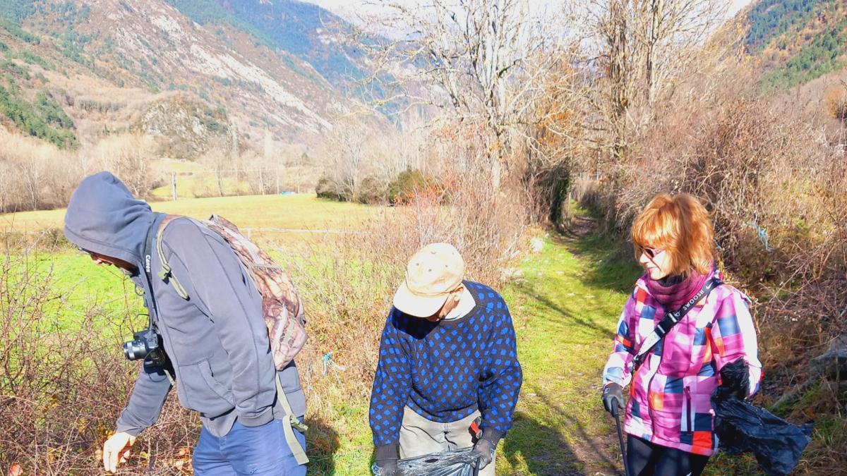 Participants en la campanya de neteja a Vilaller. - C.P.A.