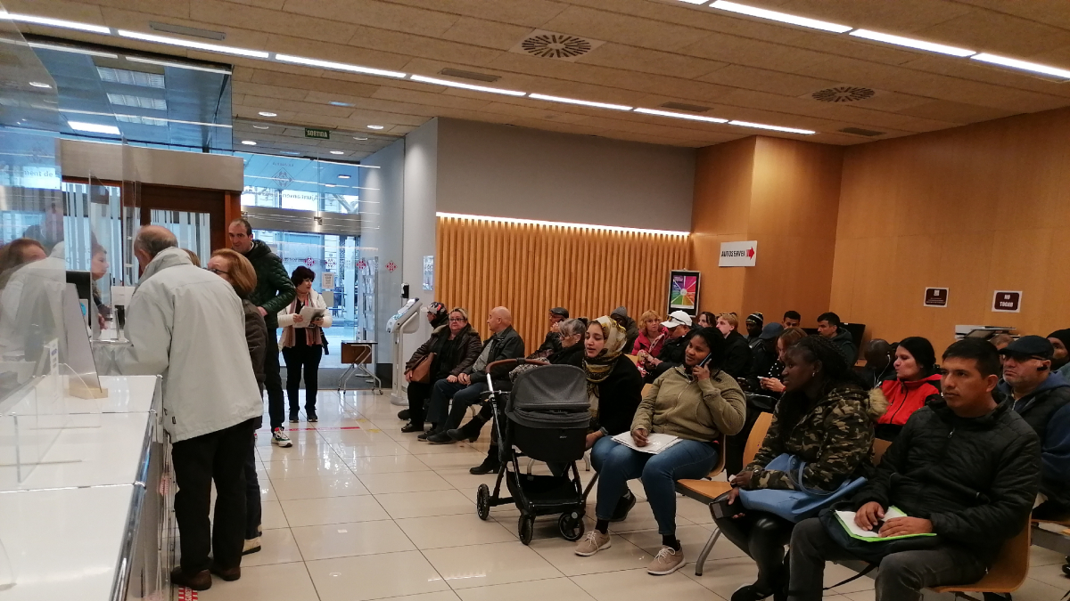 Ciudadanos en la sala de espera de la Oficina Municipal de Atención Ciudadana (OMAC), esta semana. - S.E.