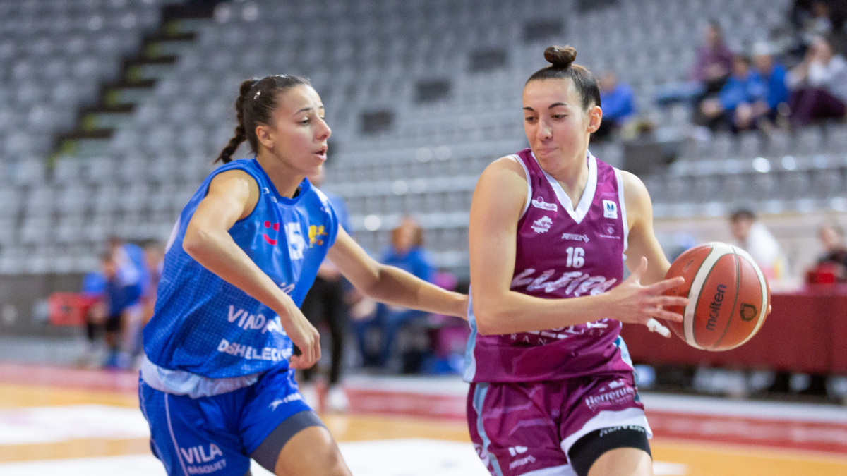 La argentina Mili Maza dominando el balón ante la rival Mar Ribera. - JAVI ENJUANES