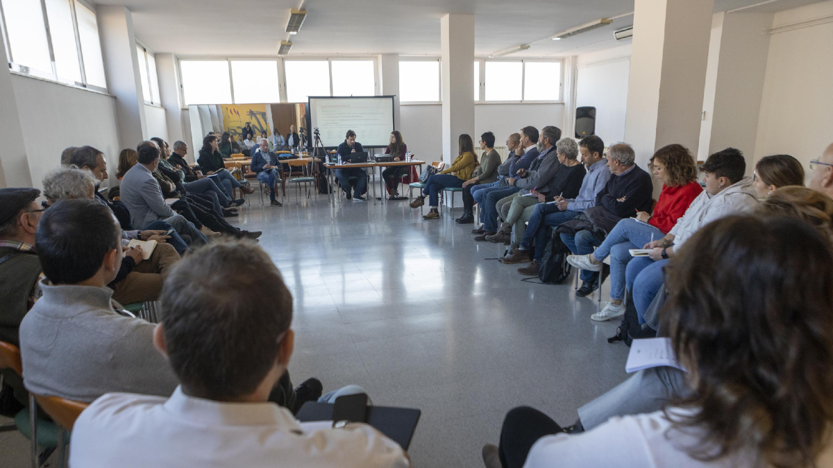 Uns 40 alcaldes i edils de tot Catalunya es van reunir ahir a Anglesola. - X. SANTESMASSES