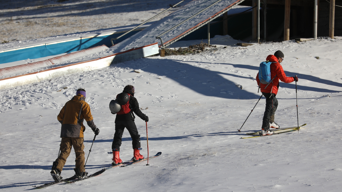 Esquiadors van efectuar descensos ahir en Port Ainé, malgrat que l’estació de Rialp encara està tancada.