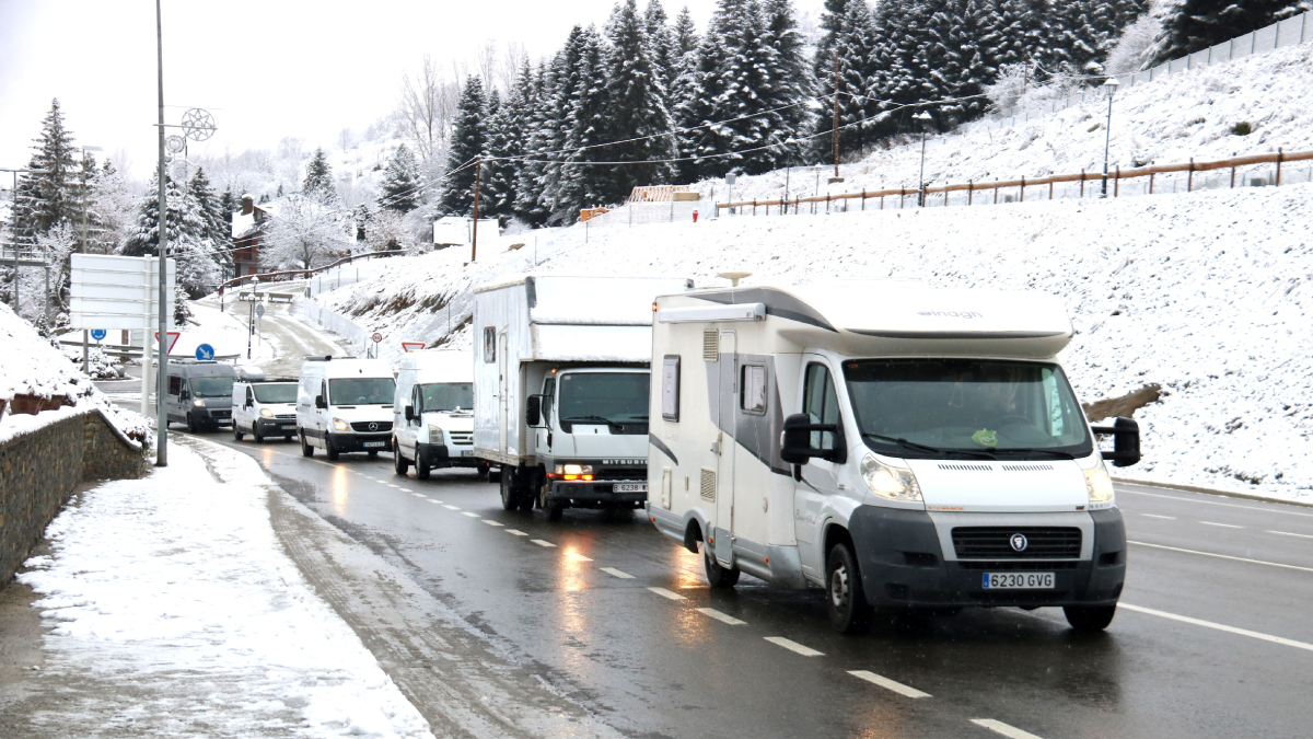 La marcha lenta de autocaravanas que se hizo ayer por la C-28 para protestar por la falta de vivienda.