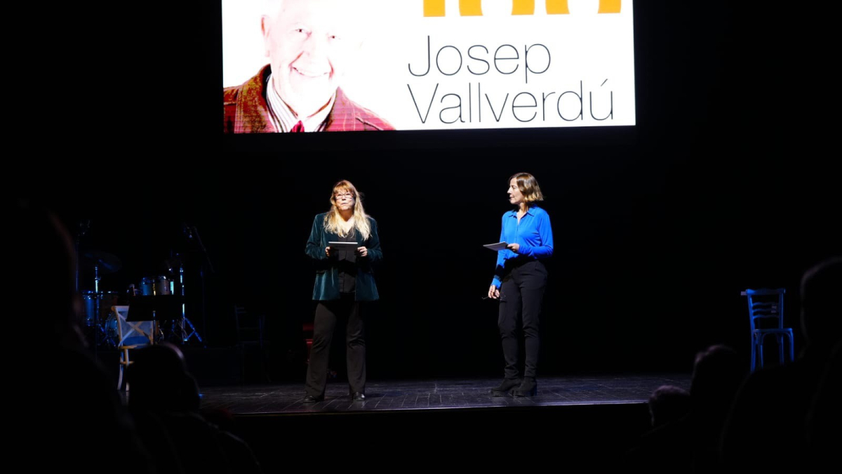 La consellera Natàlia Garriga y la directora de la Institució de les Lletres Catalanes (ILC), Izaskun Arretxe, en la clausura del Any Vallverdú