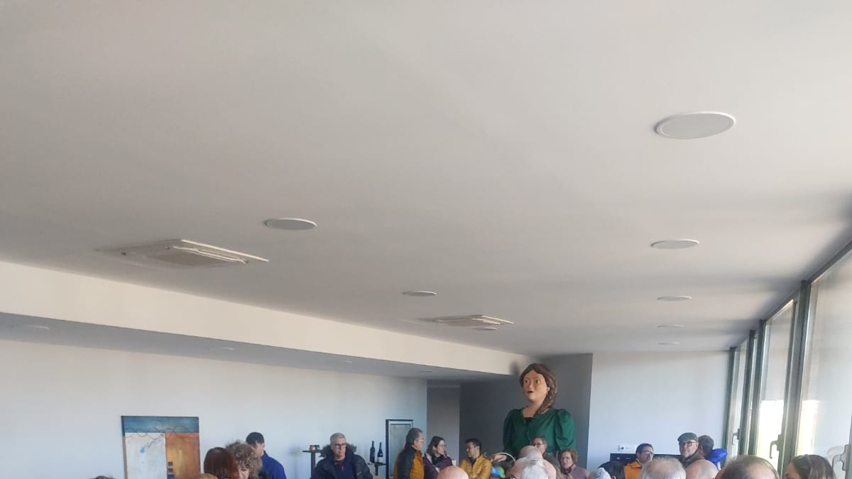 Primers visitants de la Casa del Montsec d’Àger, que va obrir les portes ahir.