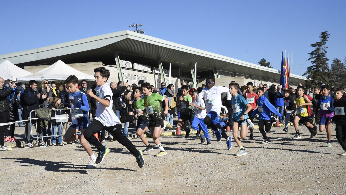 La salida de la mayoría de las categorías se dio frente a la puerta principal de la pista de atletismo de Les Basses. - SANTI IGLESIAS