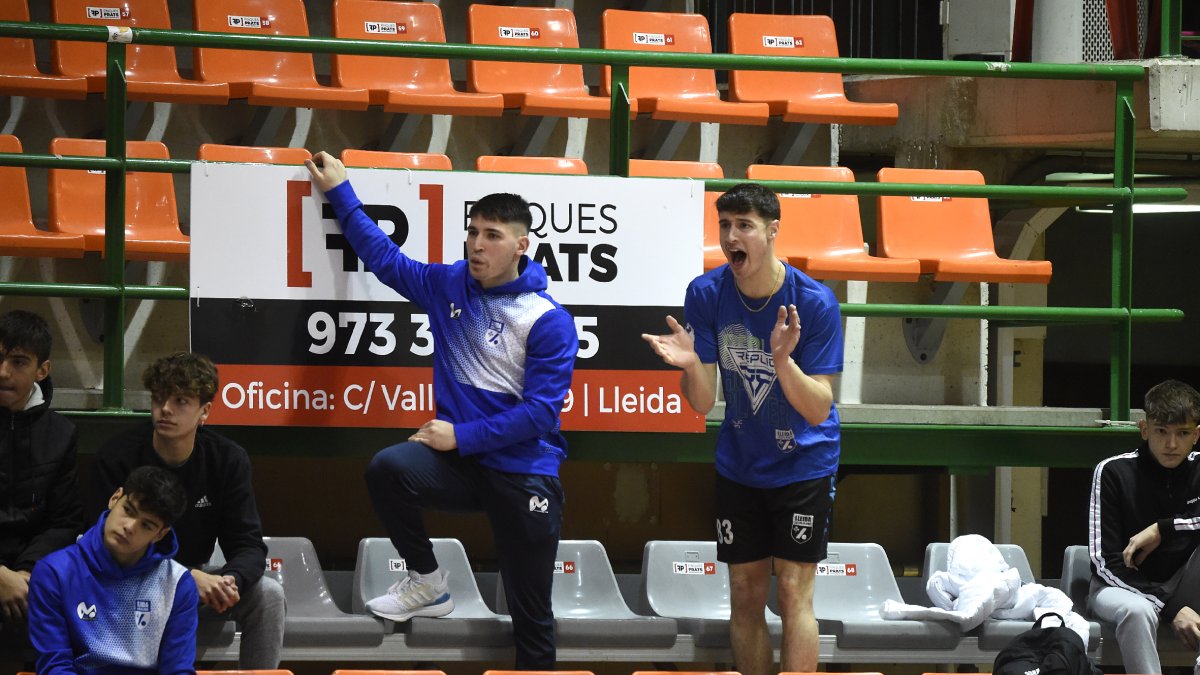 Nico Ojeda i Sergi Folguera, els dos jugadors sancionats, van animar des de la grada els seus companys. - SANTI IGLESIAS