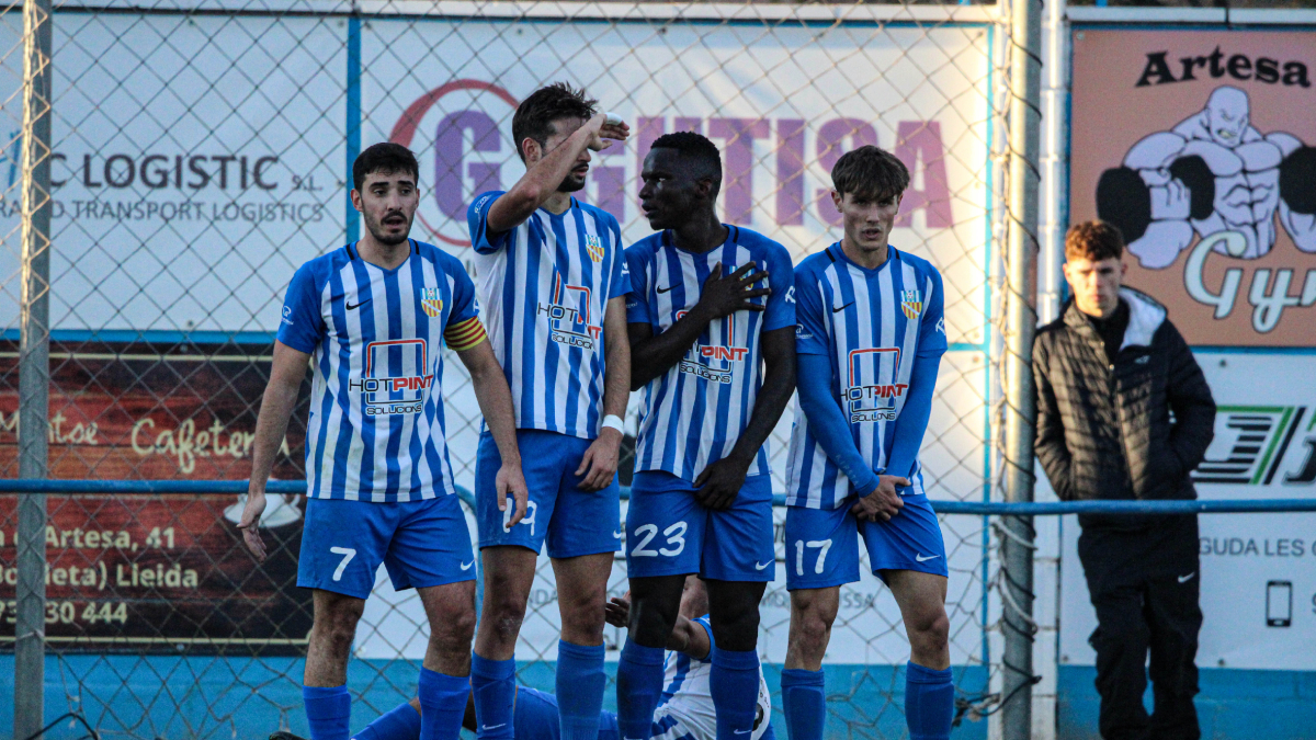 El centrocampista del Artesa de Lleida, Manel Grau, conduce el esférico. - INGRID SEGURA